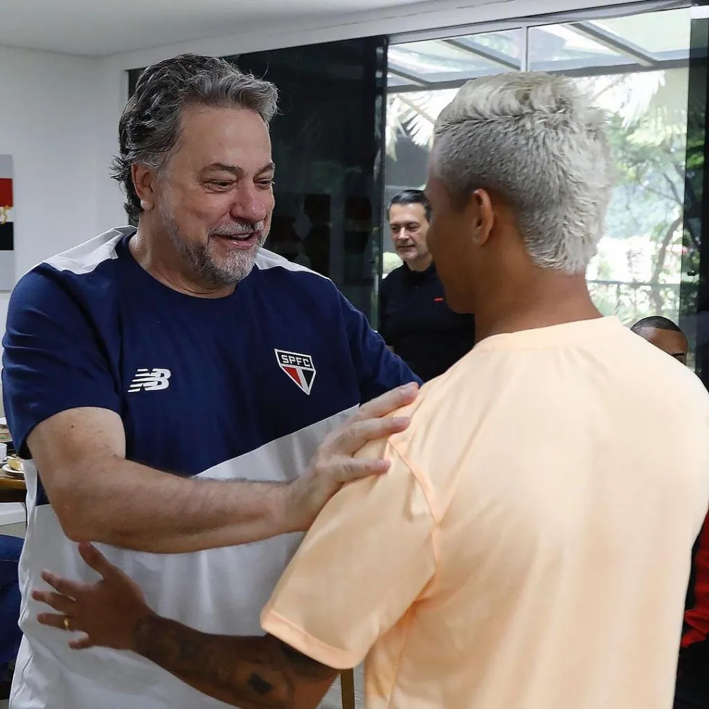 Julio Casares, presidente do São Paulo cumprimenta Erick | Foto: Divulgação/saopaulofc