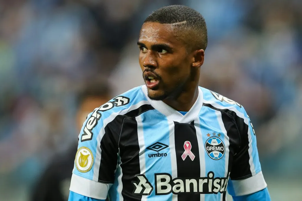 RS – Porto Alegre – 06/10/2021 – BRASILEIRO A 2021, GREMIO X CUIABA – Douglas Costa jogador do Gremio durante partida contra o Cuiaba no estadio Arena do Gremio pelo campeonato Brasileiro A 2021. Foto: Pedro H. Tesch/AGIF