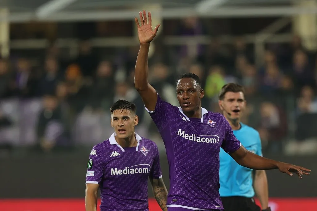 Yerry Fernando Mina González gestures during the match between of ACF Fiorentina . (Photo by Gabriele Maltinti/Getty Images)