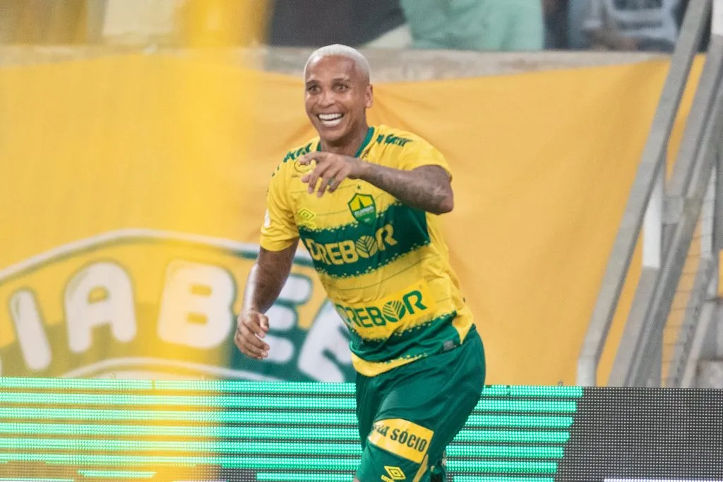 Deyverson celebrando gol pelo Cuiabá. Foto: Gil Gomes/AGIF