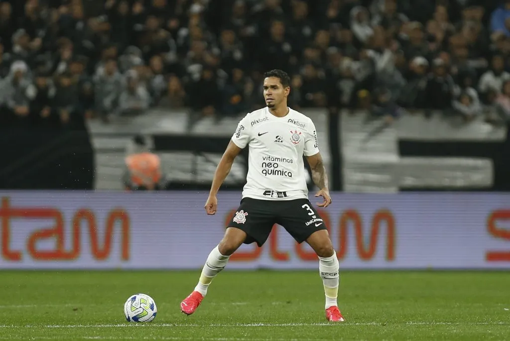 Veríssimo no duelo diante do Goiás (Photo by Ricardo Moreira/Getty Images)