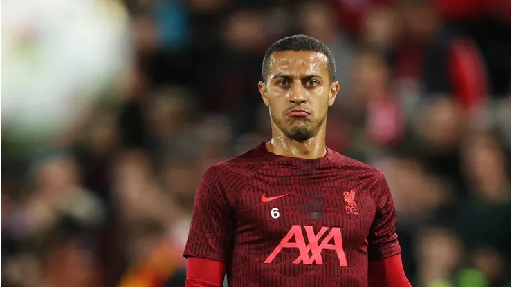 Thiago em ação pelos Reds. (Photo by Clive Brunskill/Getty Images)