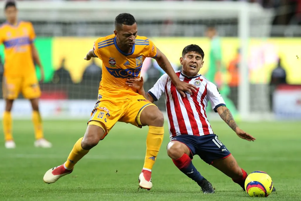 Rafael Carioca disputando bola na Liga MX. Foto: Refugio Ruiz/Getty Images
