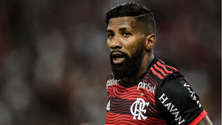Flamengo negocia com novo lateral. Foto: Thiago Ribeiro/AGIF