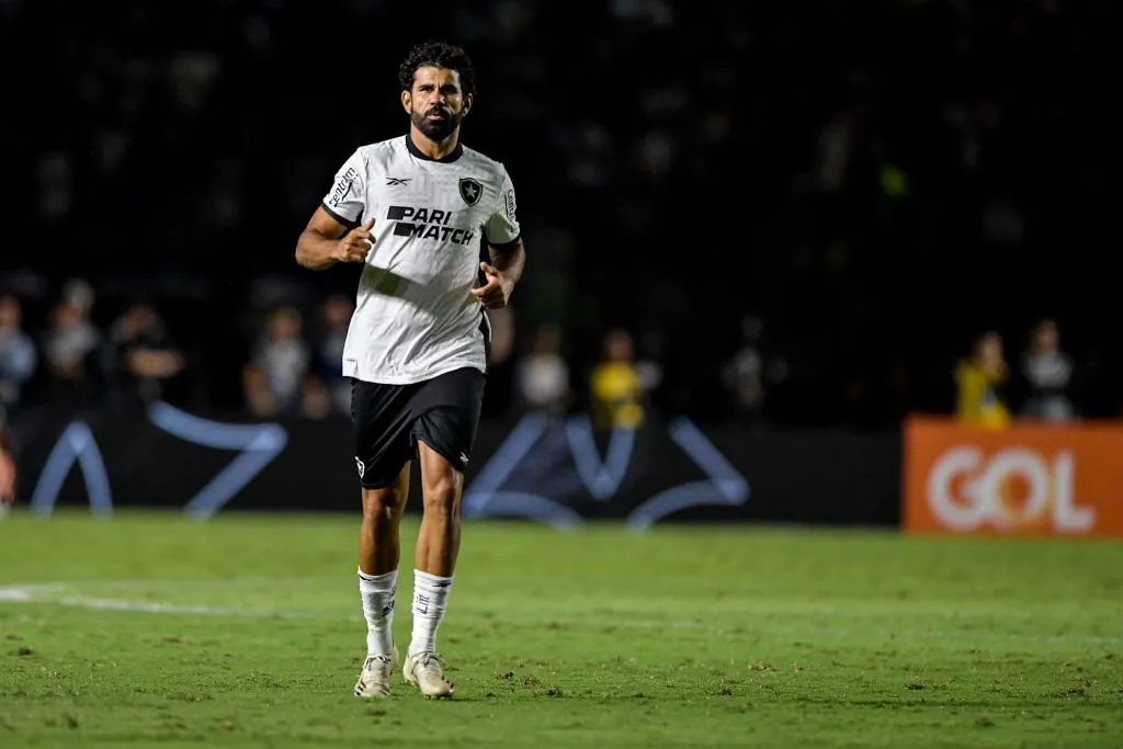 Diego Costa aquecendo antes de partida contra o Vasco da Gama. Foto: Thiago Ribeiro/AGIF