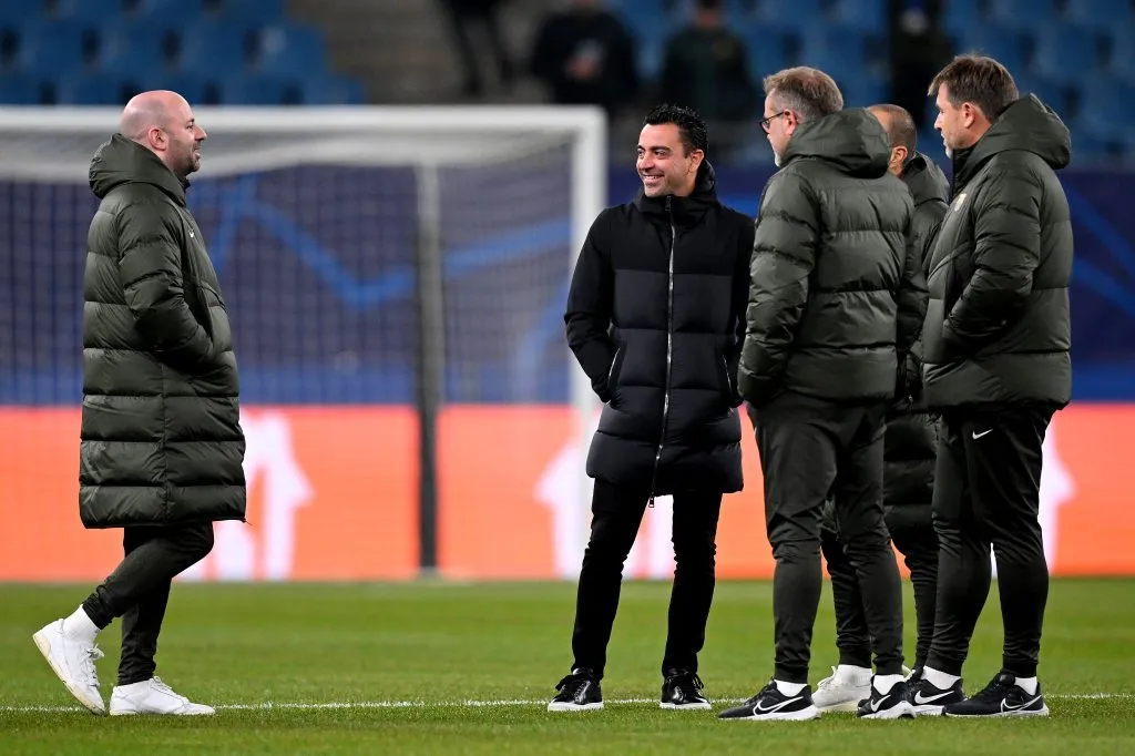 Xavi com a comissão técnica do Barcelona. Foto: Stuart Franklin/Getty Images