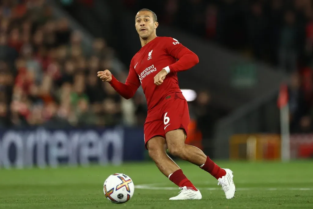 Thiago Alcântara em ação pelo Liverpool. (Photo by Michael Steele/Getty Images)