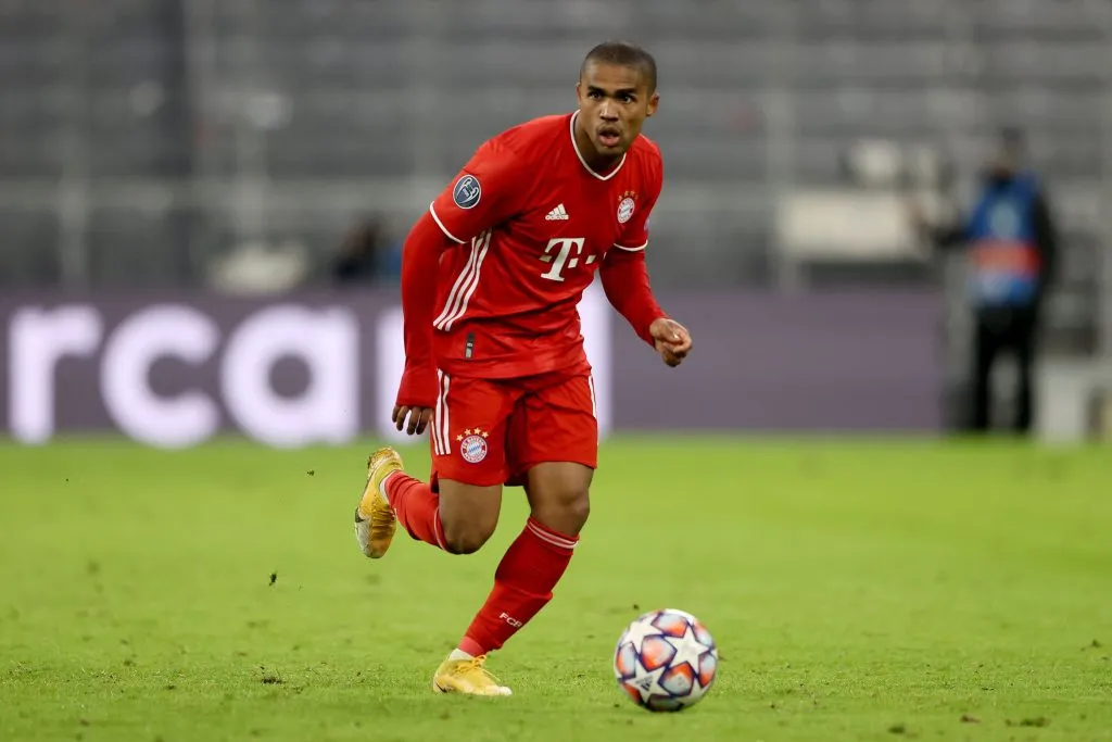 Douglas no duelo diante do Lokomotiv (Photo by Alexander Hassenstein/Getty Images)