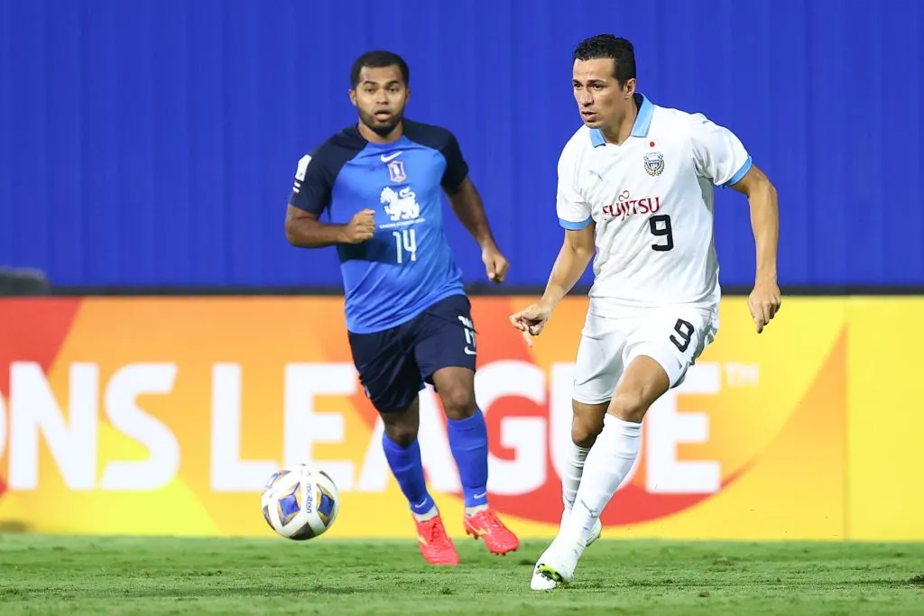 Leandro Damião em ação pelo Kawasaki Frontale. (Photo by Pakawich Damrongkiattisak/Getty Images)
