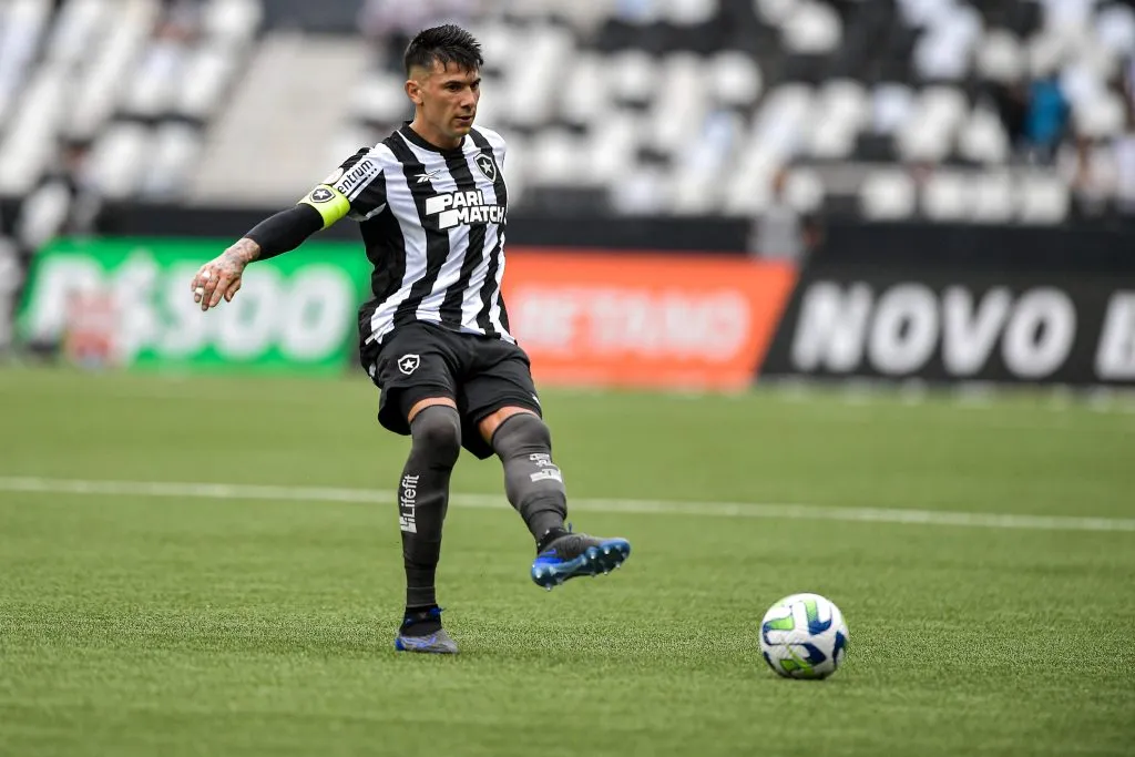 Víctor Cuesta em ação pelo Botafogo. Foto: Thiago Ribeiro/AGIF