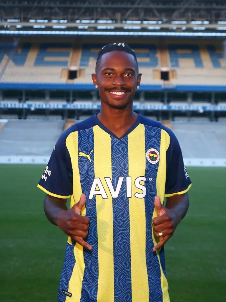 Lincoln Henrique apresentado ao Fenerbahçe. (Foto: Divulgação/Fenerbahçe)