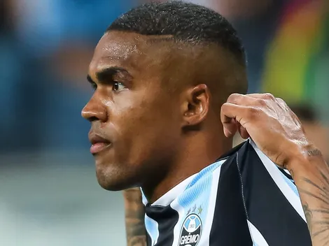 Douglas Costa acerta com rival do Grêmio e está de volta ao Brasileirão