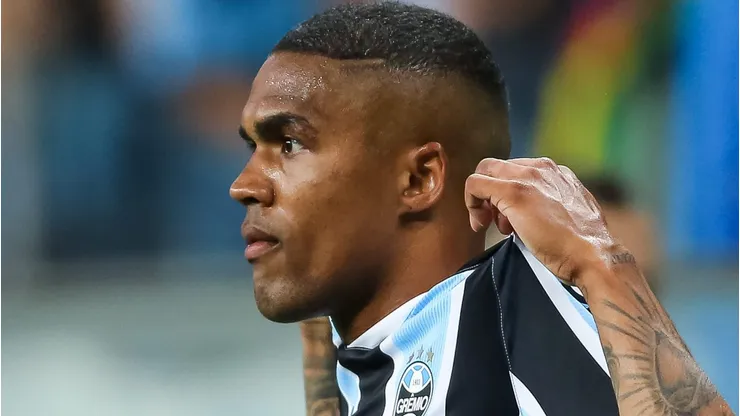 Douglas Costa acerta com rival do Grêmio e está de volta ao Brasileirão. Foto: Pedro H. Tesch/AGIF
