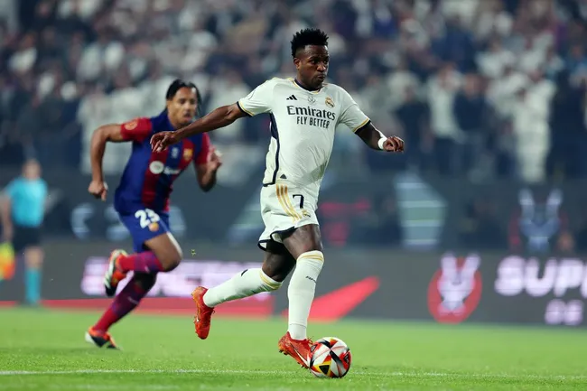 Vinícius Júnior em ação contra o Barcelona. (Photo by Yasser Bakhsh/Getty Images)