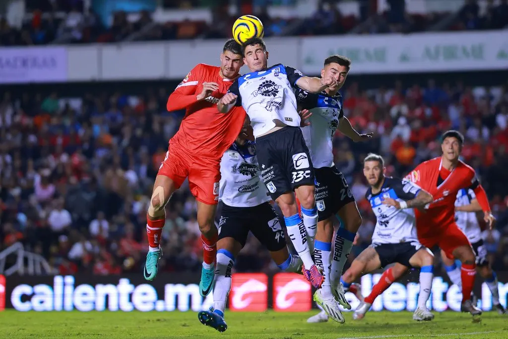 Pedro Raul em disputa aerea contra o Queretaro. (Photo by Hector Vivas/Getty Images)