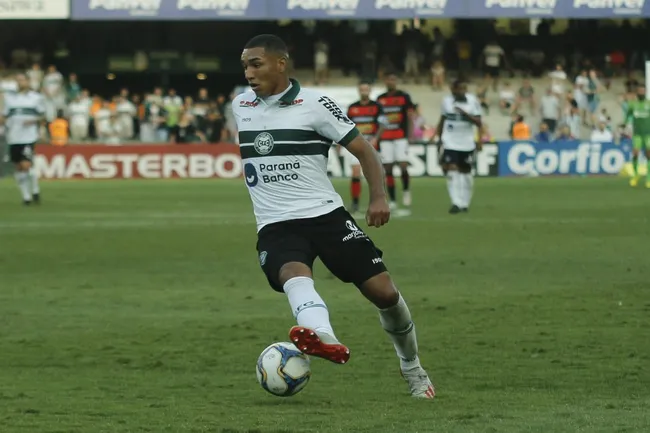 O jogador pode retornar ao Brasil em breve (Foto: Gabriel Machado/AGIF)