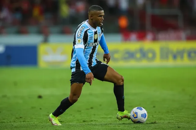 Douglas Costa nos tempos de Grêmio. Foto: Pedro H. Tesch/AGIF