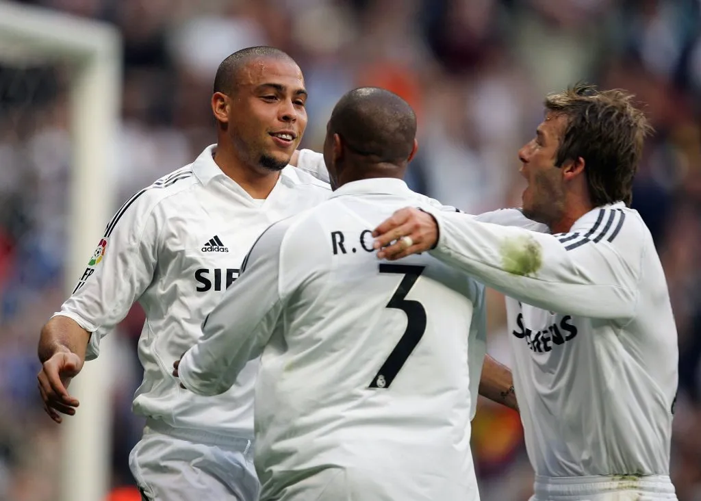 Beckham ao lado de Ronaldo e Roberto Carlos no Real Madrid (Photo by Denis Doyle/Getty Images)