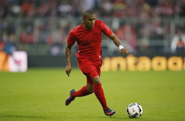 Douglas em ação pelo Bayern (Photo by Boris Streubel/Getty Images)