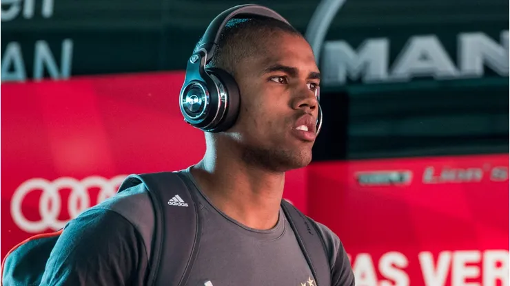 Time paulista pode acertar a contratação de Douglas Costa, ex-Grêmio (Photo by Simon Hofmann/Getty Images for MAN)