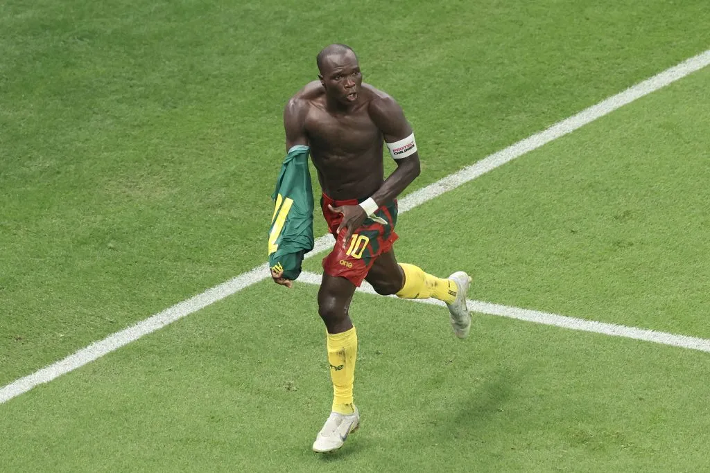 Vincent Aboubakar celebrando gol na Copa do Mundo. (Photo by Tim Nwachukwu/Getty Images)