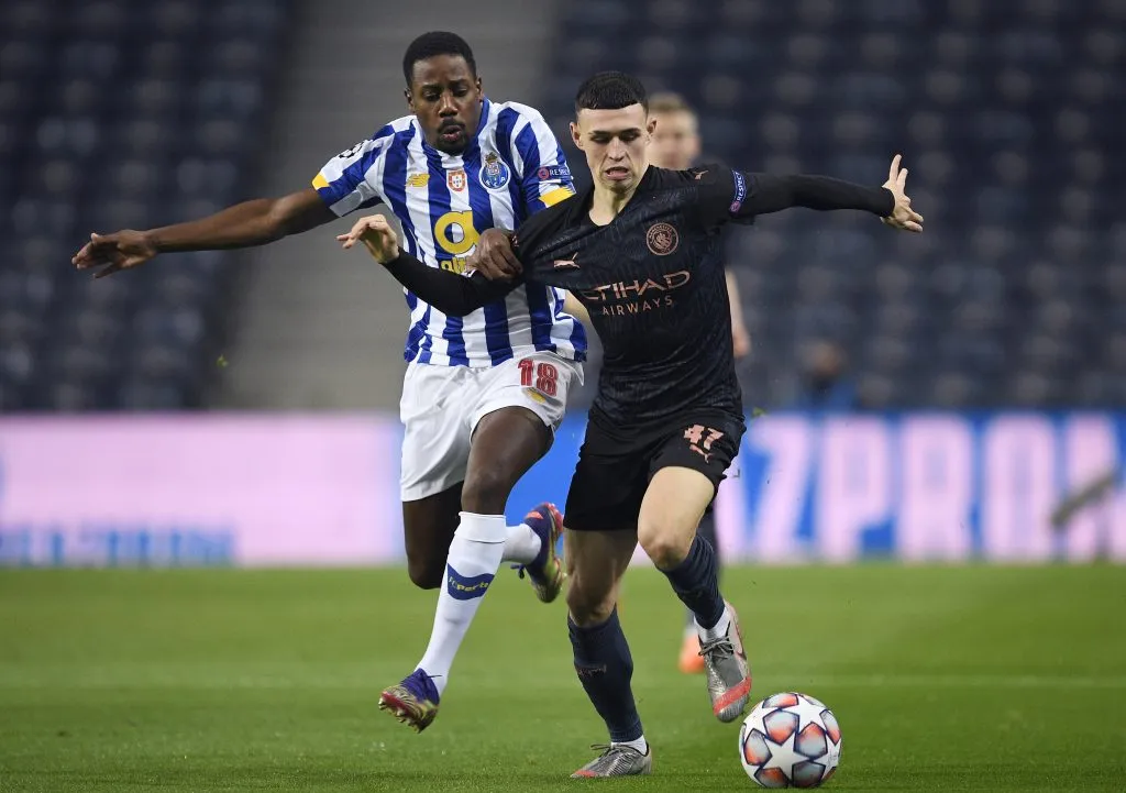 Phil Foden of Manchester City is challenged by Wilson Manafa of FC Porto (Photo by Octavio Passos/Getty Images)