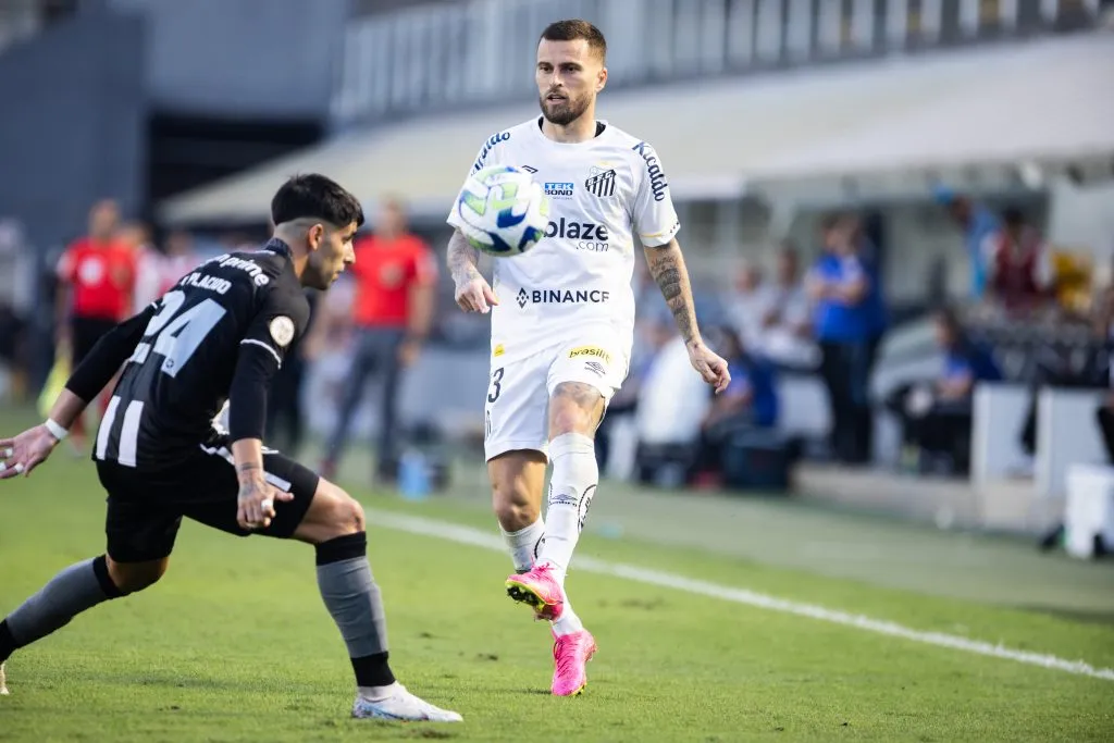 Lucas Lima em duelo contra o Botafogo. Foto: Abner Dourado/AGIF