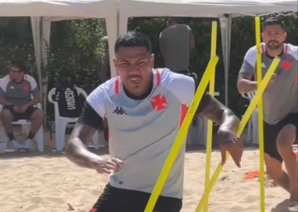 Emiliano Díaz aparece em treinamento com os jogadores do Vasco | Foto: Reprodução
