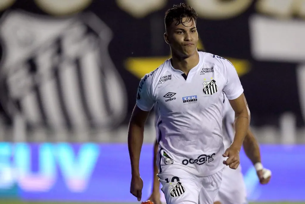 Kaio em ação pelo Santos (Photo by Amanda Perobelli-Pool/Getty Images)