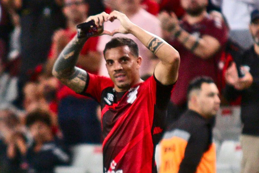 David Terans celebrando gol pelo Athletico Paranaense. Foto: Gabriel Machado/AGIF