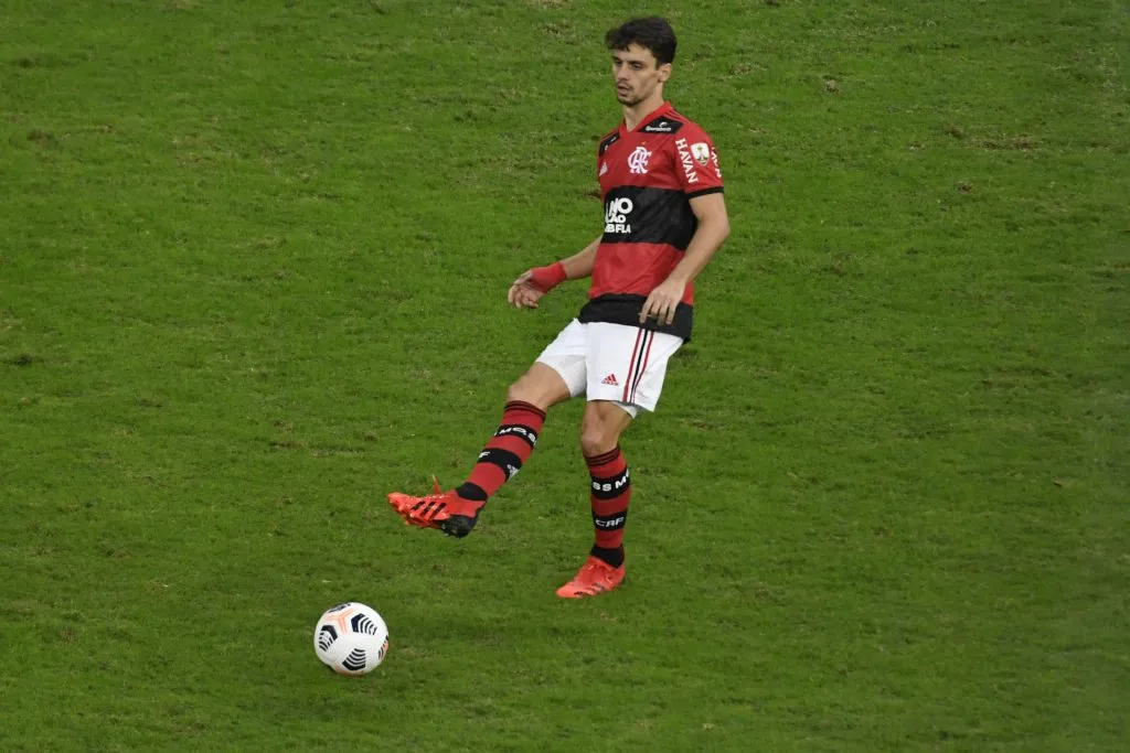 Rodrigo Caio em ação pelo Flamengo. Foto: Mateus Bonomi/AGIF