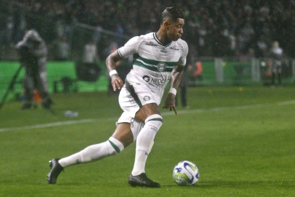 Alef Manga em ação pelo Coritiba. Foto: Gabriel Machado/AGIF