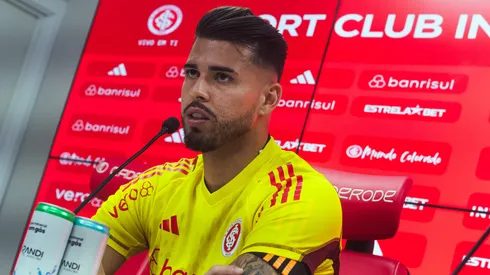 Ivan foi apresentado oficialmente como reforço do Inter (Foto: Ricardo Duarte/Internacional/Divulgação)