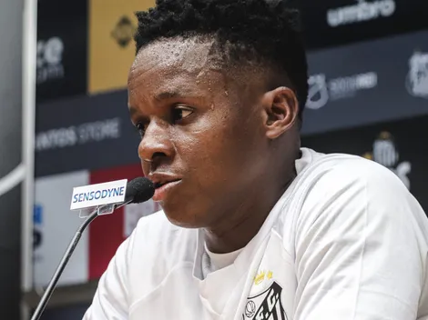 Cazares é apresentado no Santos e polêmica na carreira vem à tona