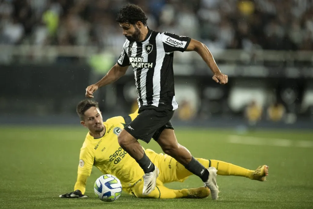 Diego Costa em ação contra o Goiás. Foto: Jorge Rodrigues/AGIF