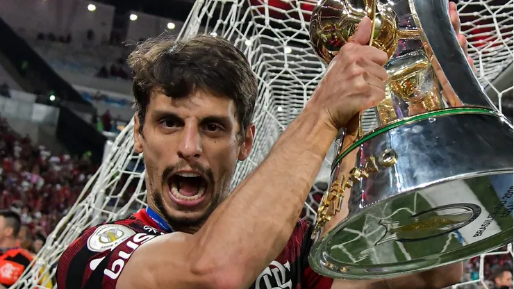 Rodrigo Caio com o troféu do Brasileirão 2019. Foto: Thiago Ribeiro/AGIF