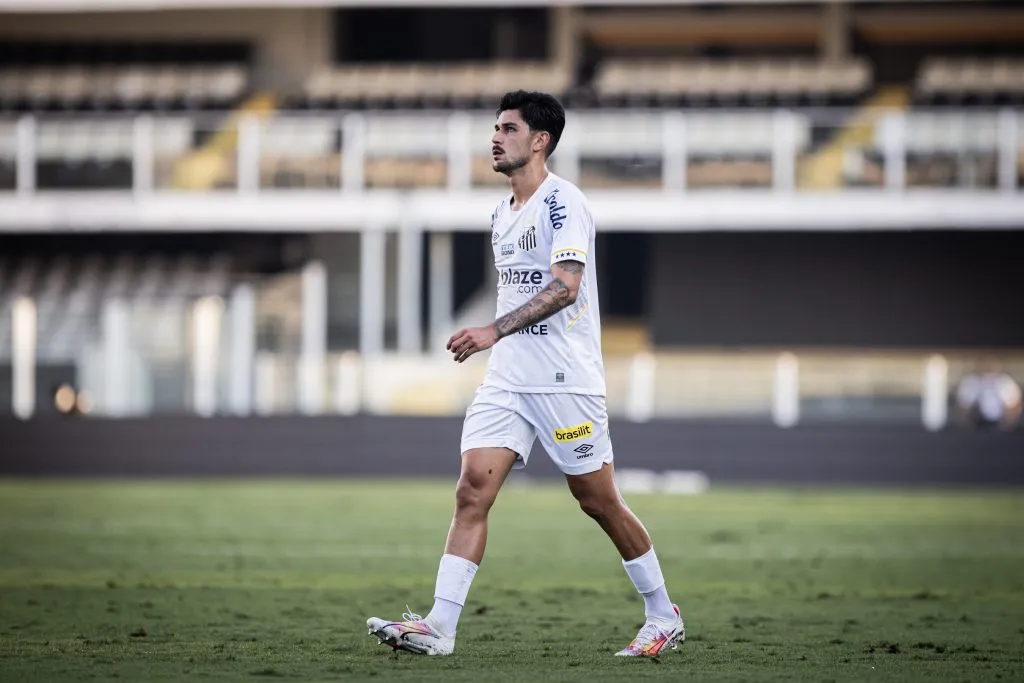 João Basso em atuação pelo Santos. Foto: Abner Dourado/AGIF