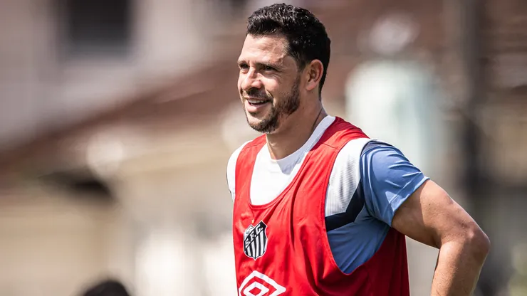Giuliano foi apresentado oficialmente no Santos (Foto: Raul Baretta/ Santos FC/ Divulgação)