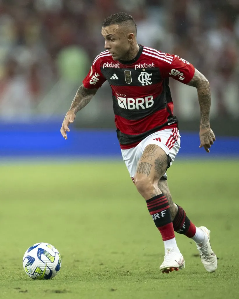 Everton Cebolinha conduz bola em jogo do Flamengo, no Maracanã. Foto: Jorge Rodrigues/AGIF