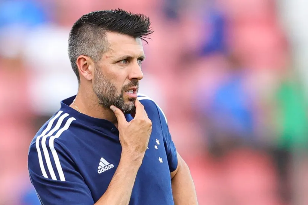 Paulo Pezzolano conquistou o Brasileirão Série B pelo Cruzeiro em 2022. Ele é alvo do Vasco | Foto: Gilson Junio/AGIF