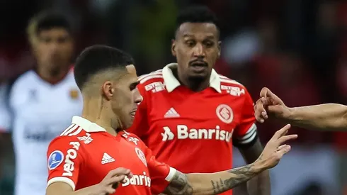 Gabriel e Edenílson lado a lado no Internacional. Foto: Pedro H. Tesch/AGIF