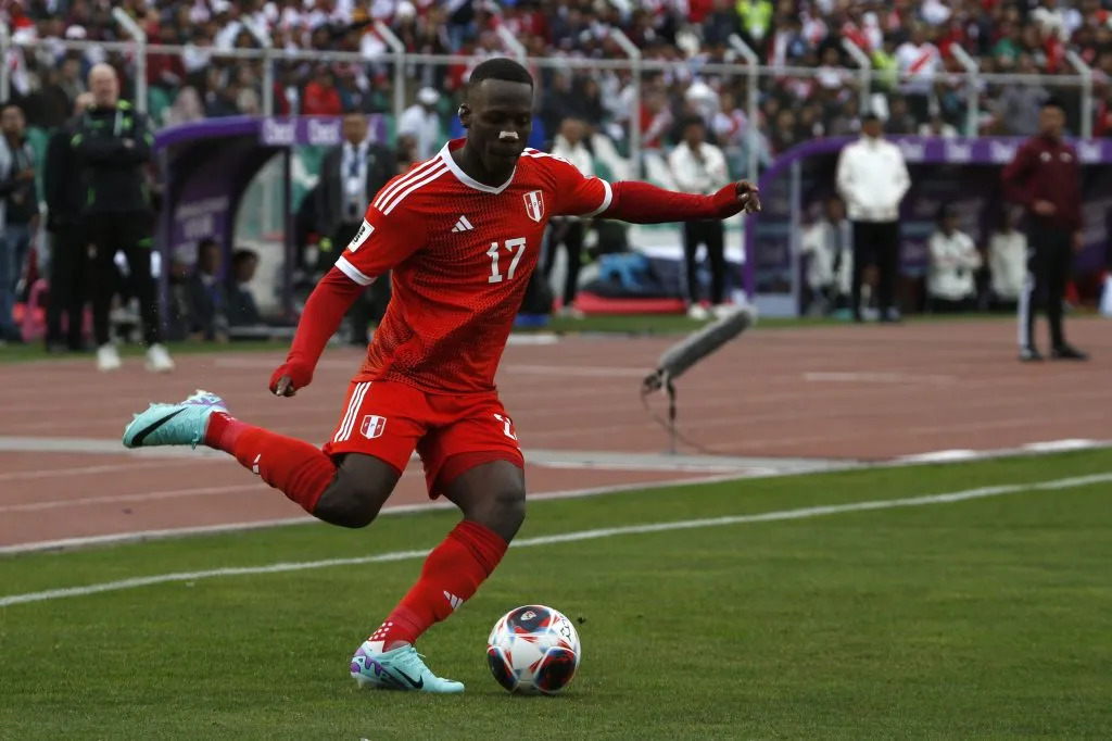 Luis AdvĂncula em ação pela Seleção Peruana. (Photo by Gaston Brito Miserocchi/Getty Images)