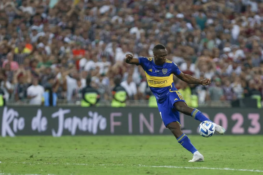 Luis AdvĂncula marcando gol na final da Libertadores. (Photo by Ricardo Moreira/Getty Images)