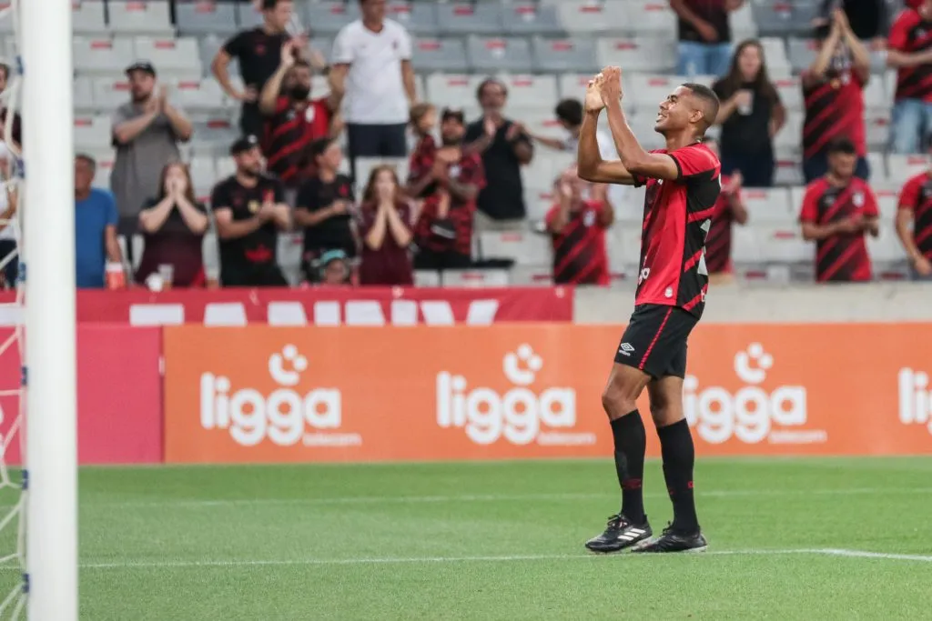 Erick deseja sair do Athletico. Foto: Robson Mafra/AGIF