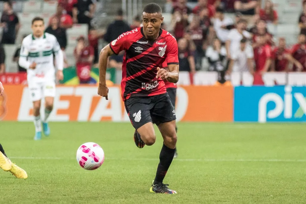 O Corinthians descartou a contratação do volante (Foto: Robson Mafra/AGIF)
