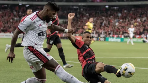 Rodinei e Erick disputando bola em um Athletico x Flamengo. Foto: Robson Mafra/AGIF