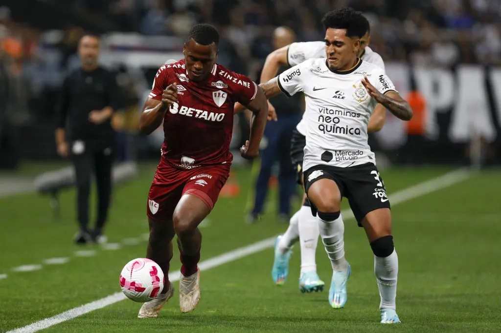 Du Queiroz marcando Jhon Arias. (Photo by Ricardo Moreira/Getty Images)