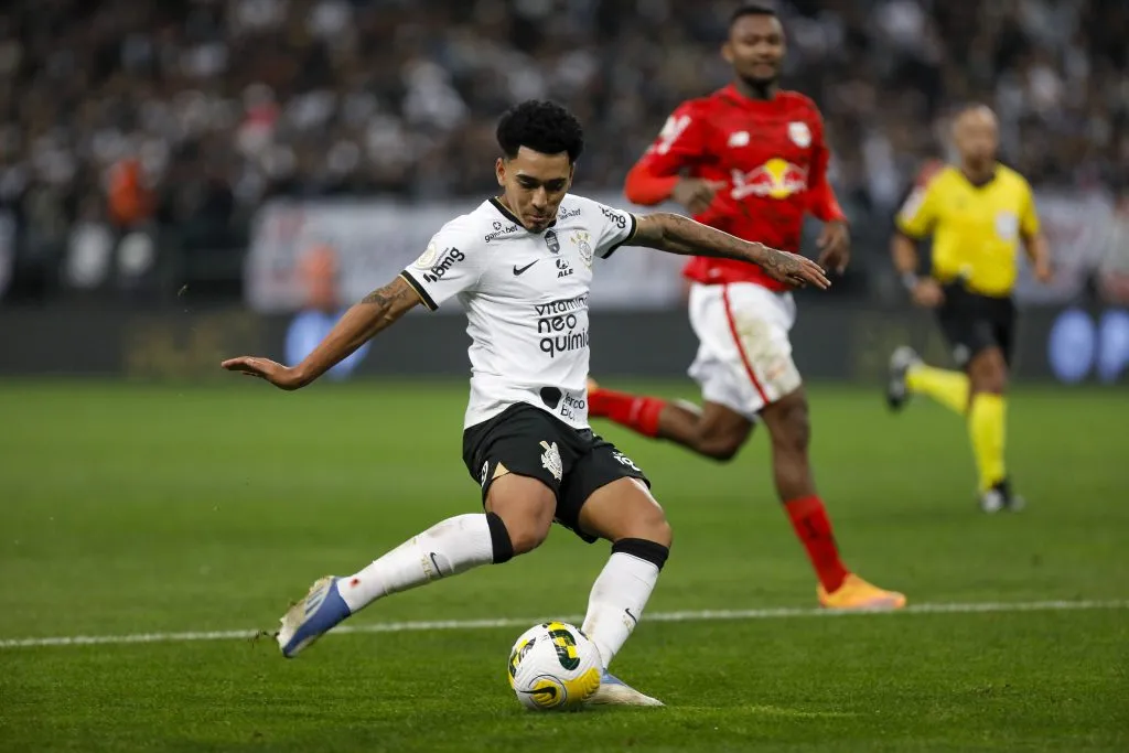 Du Queiroz em ação pelo Corinthians. (Photo by Ricardo Moreira/Getty Images)