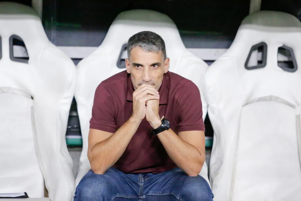 CE – FORTALEZA – 26/11/2023 – BRASILEIRO A 2023, FORTALEZA X PALMEIRAS – Vojvoda tecnico do Fortaleza durante partida contra o Palmeiras no estadio Arena Castelao pelo campeonato Brasileiro A 2023. Foto: Lucas Emanuel/AGIF