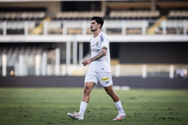 João Basso deve deixar o Peixe. Foto: Abner Dourado/AGIF